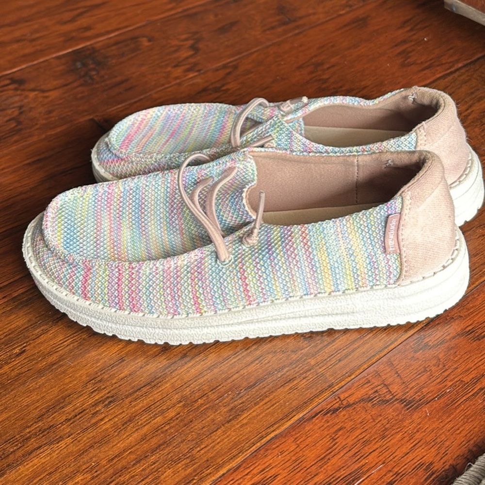Girls Hey Dude shoes-like new!!